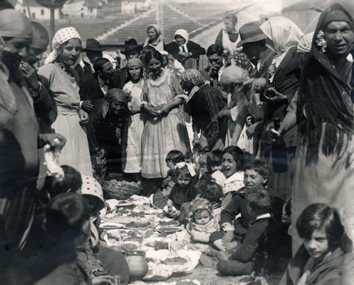 Romska družina pri praznovanju hišnega zavetnika, Beograd, 1924. IAB, Lf MSP.