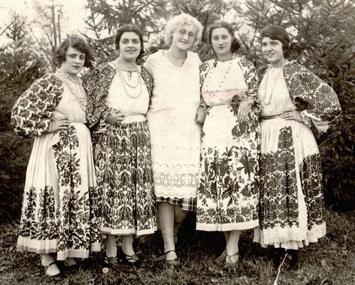 Članice Jugoslovanskih sester iz Hrvaške na Vseslovanskem plesu v Beogradu, ki ga je organiziralo Kolo srbskih sester, 1927. IAB, Pf G.