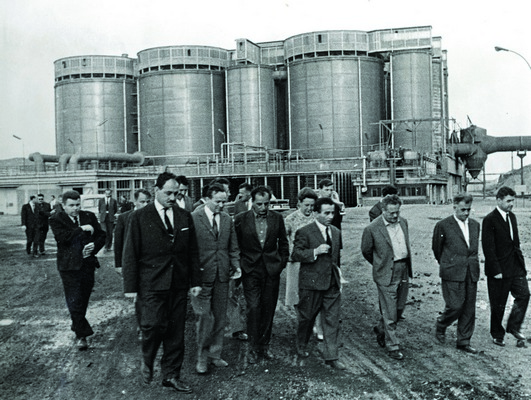 Koča Popović in Edvard Kardelj na ogledu rudarsko-topilniškega bazena Bor, maj 1964. IAB, Legat Koče Popovića.
