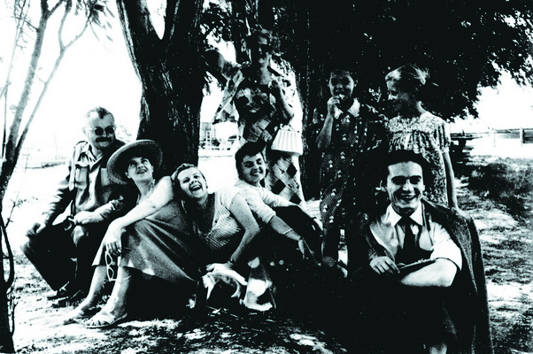 Bojan Stupica na gostovanju s člani ansambla Jugoslovenskog narodnog pozorišta in predstavo Dundo Maroje, ki je veljala za enega največjih režiserskih dosežkov tistega časa, ZSSR, 1956. IAB, Lf Jovan Ćirilov.