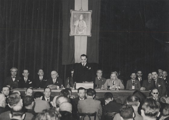 Udeleženci prvega državnega kongresa Jugoslovanske radikalne skupnosti, Beograd, 1. in 2. junij 1936 (Anton Korošec je četrti z leve), AJ-377-38-298.