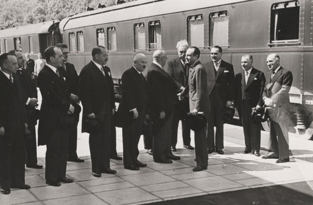 Člani jugoslovanske vlade na železniški postaji Topčider ob prihodu kneza Pavla Karađorđevića z obiska na Brdu pri Kranju (Anton Korošec je sedmi z leve), Beograd, 8. junij 1937, AJ-377-38-283.