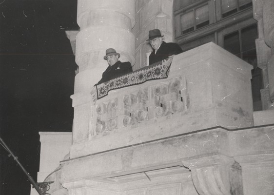 Милан Стојадиновић и Антон Корошец на балкону зграде Владе Краљевине Југославије пред изборе 1938, Београд, 10. децембар 1938, АЈ-377-38-143.
