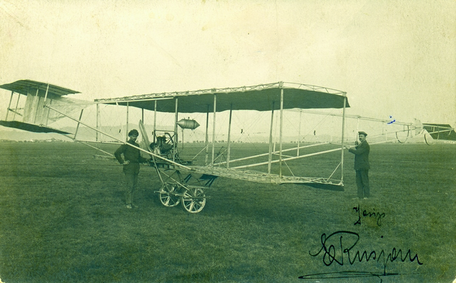 Едвард Русјан испред аероплана, Музеј ваздухопловства – Београд.