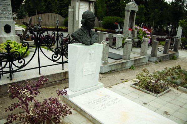 Spomenik Edvardu Rusjanu na Novem groblju v Beogradu, parcela 15, grob 343. Novo groblje Beograd, arhiv.