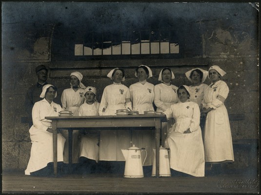 Dame Rdečega križa v Ljubljani v začetku leta 1915