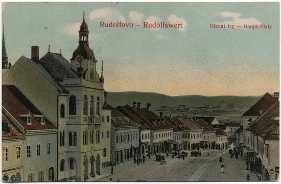 Glavni trg v Novem mestu z rotovžem in okoliškimi hišami okoli leta 1910.