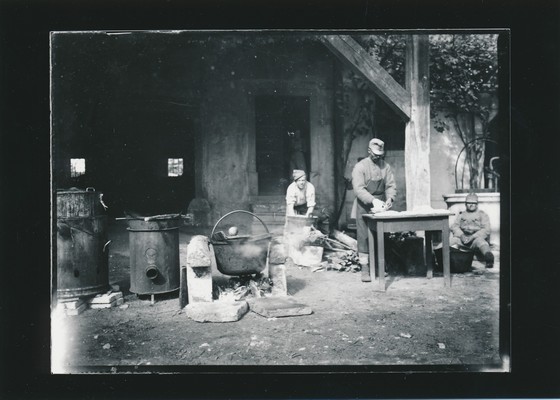 Vojaška kuhinja na tomajskem dvorišču je uporabljala domače kotle za žganjekuho in velike svinjske kotle.