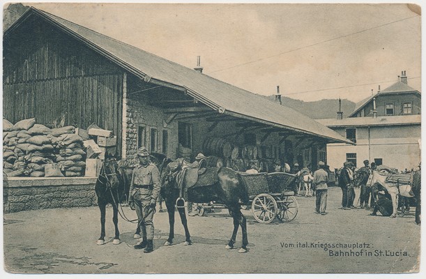 Na železniški postaji Sv. Lucija (zdaj Most na Soči) so pretovarjali vreče žita in sladkorja iz aprovizacijskih zalog. Domačini so jih naprej tovorili s konji in vozili z vozovi.
