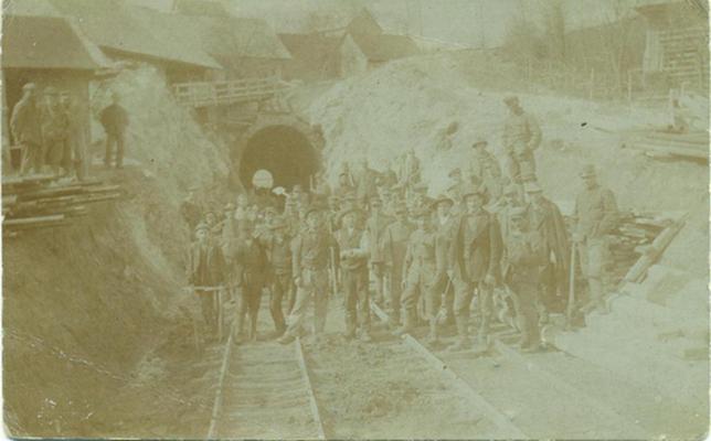 Gradnja tunela pod Naklom v Logatcu.