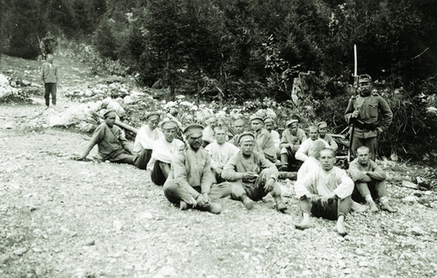 Ruski ujetniki pri hotelu Zlatorog v Bohinju.