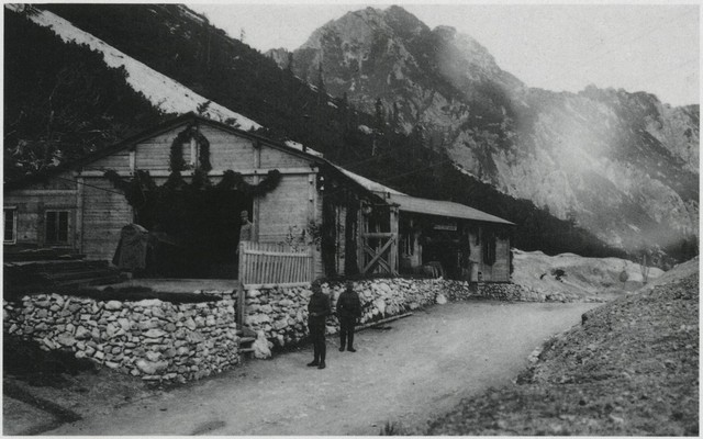 Postaja žičnice na prelazu Vršič, zgrajena konec leta 1915.