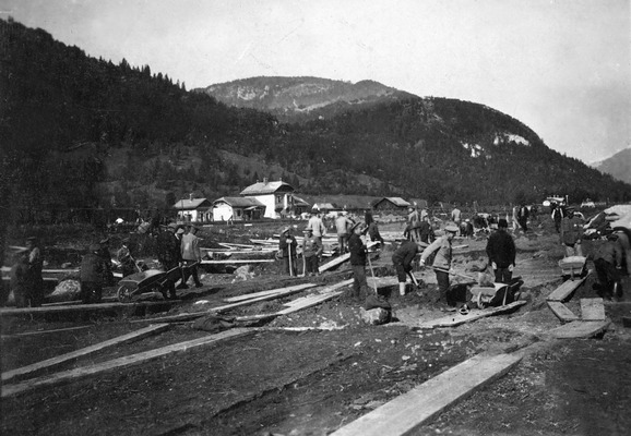 Vojni ujetniki pri zemeljskih delih za tovarno elektrod na Blejski Dobravi leta 1916.