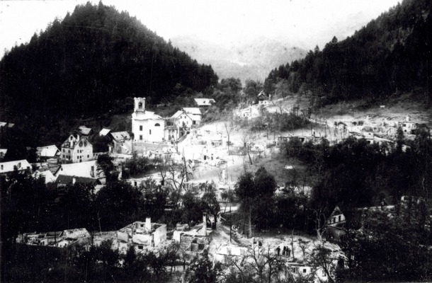 Dne 14. avgusta 1917 je okrog 15 italijanskih letal odvrglo zažigalne bombe na Koroško Belo. Kmalu je bila vsa vas v plamenih, požar je uničil 46 hiš in cerkev ter terjal dve smrtni žrtvi. Ker so se prebivalci bali ponovnih napadov, so spali kar na prostem in v bližnjih gozdovih.