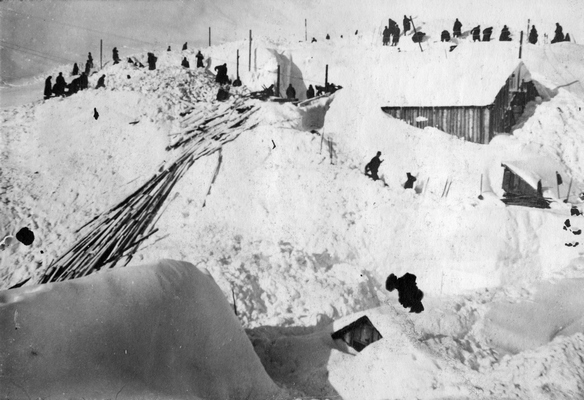 Postaja žičnice v Krnskem pogorju po snežnem plazu leta 1916.