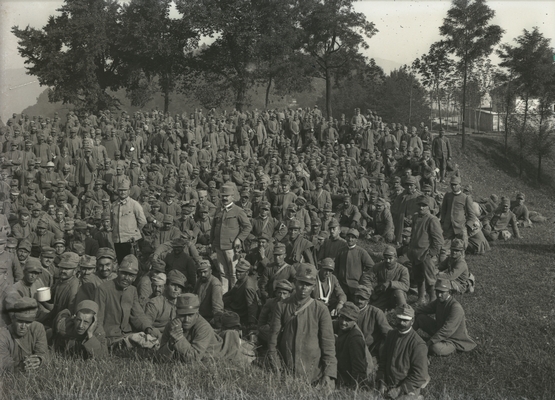 Skupina italijanskih vojnih ujetnikov.