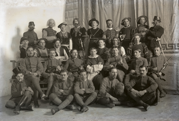 Italijanski vojni ujetniki kot glasbeniki in gledališki igralci.