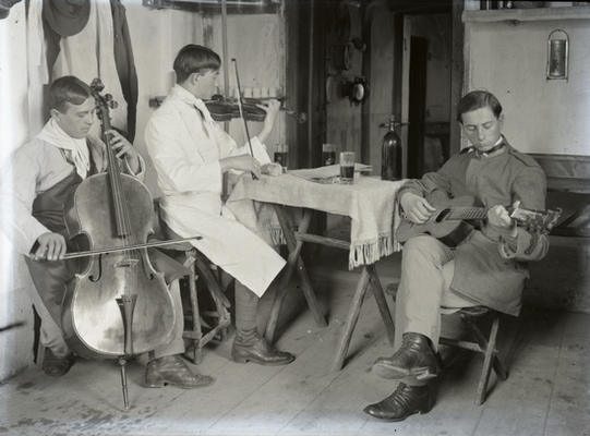 Italijanski vojni ujetniki kot glasbeniki.