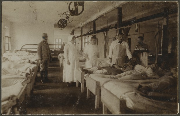 Krennerjevo tovarno sukna v Škofji Loki so že junija 1915 spremenili v vojaško bolnišnico, ki je razpolagala z več kot 100 posteljami za težje ranjence.