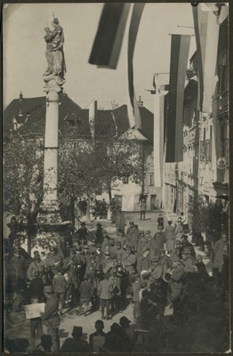 Vojaški ansambli so občasno pripravljali nastope tudi za domače prebivalstvo. Na fotografiji je nastop vojaške godbe v Škofji Loki okoli leta 1917.