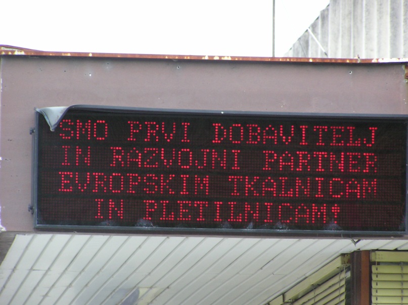 Napis na elektronski tabli nad vratarnico ob vhodu v tovarno Predilnice Litija (foto: Nina Vodopivec, 9. 9. 2005).