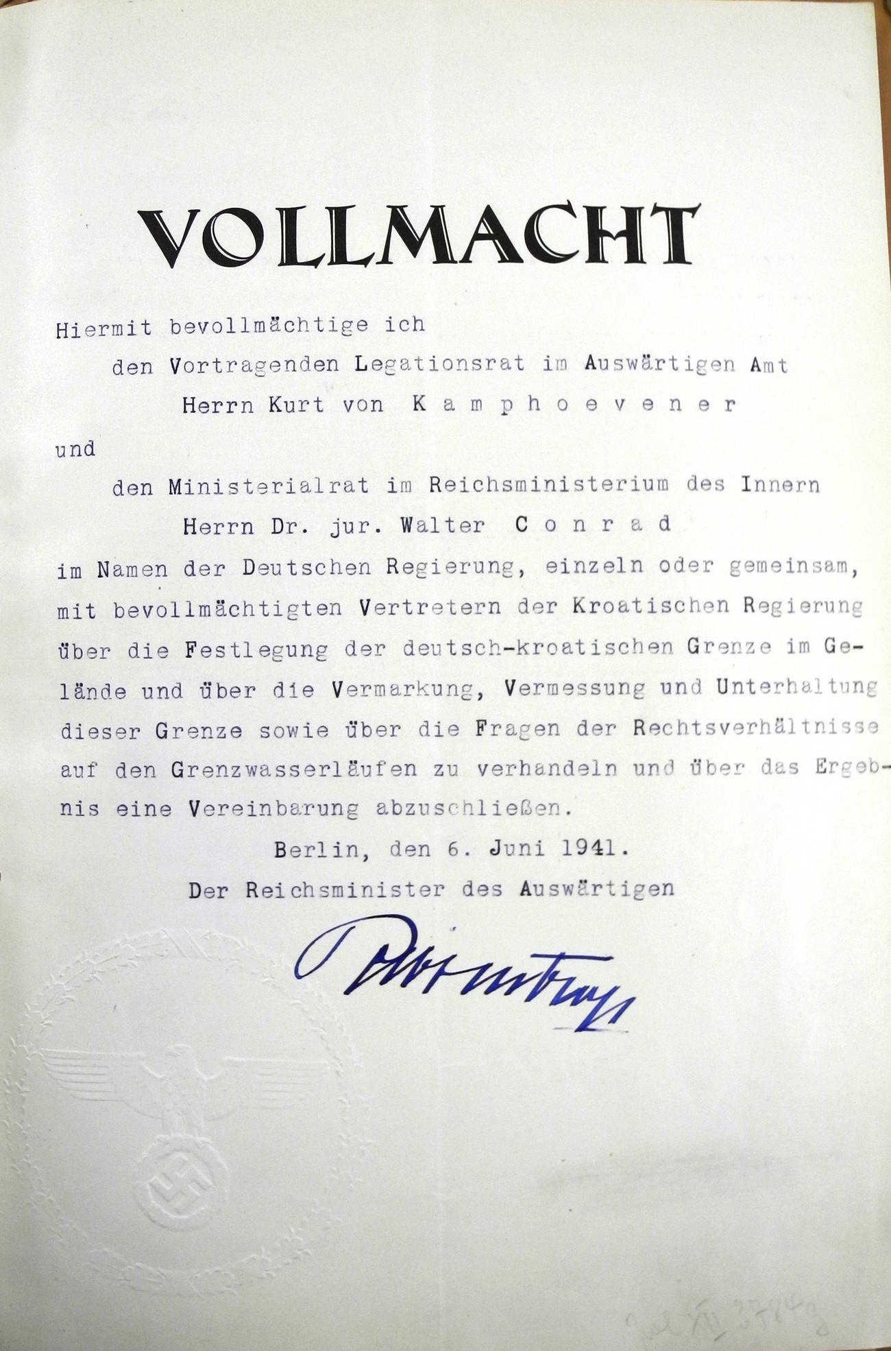 Na fotografiji pooblastilo Joachima von Ribbentropa (minister za zunanje zadeve Nemčije med letoma 1938 in 1945) Kamphoevenerju za vodenje mejnih zadev z NDH, Italijo in Madžarsko. Njegove odločitve so v veliki meri vplivale tudi na mejna vprašanja v okolici Rogaške Slatine. Politisches Archiv des Auswärtigen Amts, Berlin.