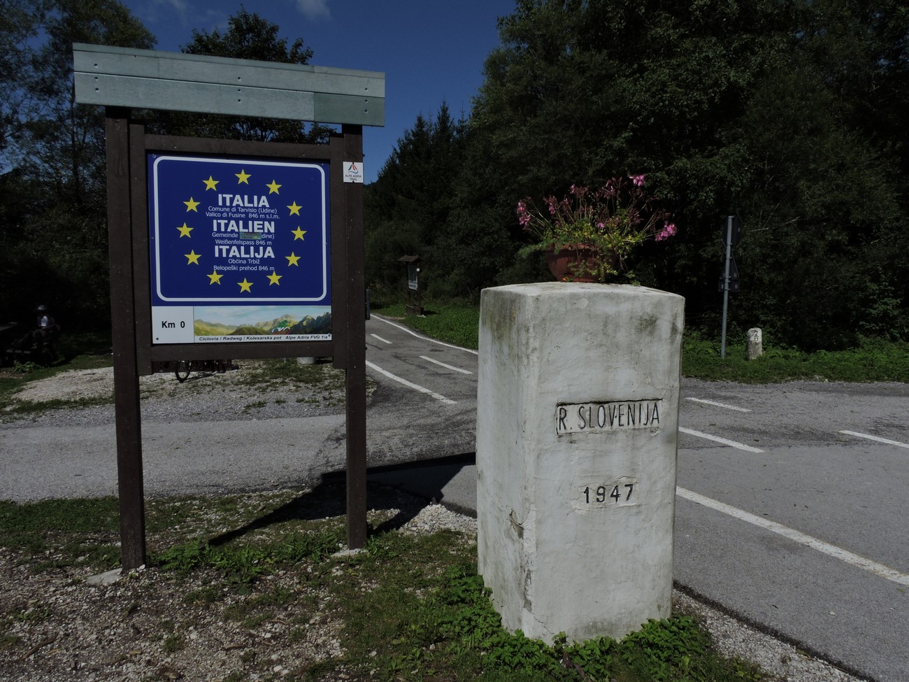 In the area of Rateče the locations of the boundary stones of the Rapallo border and of the later occupation border still serve their purpose. A boundary stone at the former railway border crossing at Rateče. The year 1947 marks the new border agreement reached after World War II when the Rapallo border formally ceased to exist. Author: Matija Zorn.