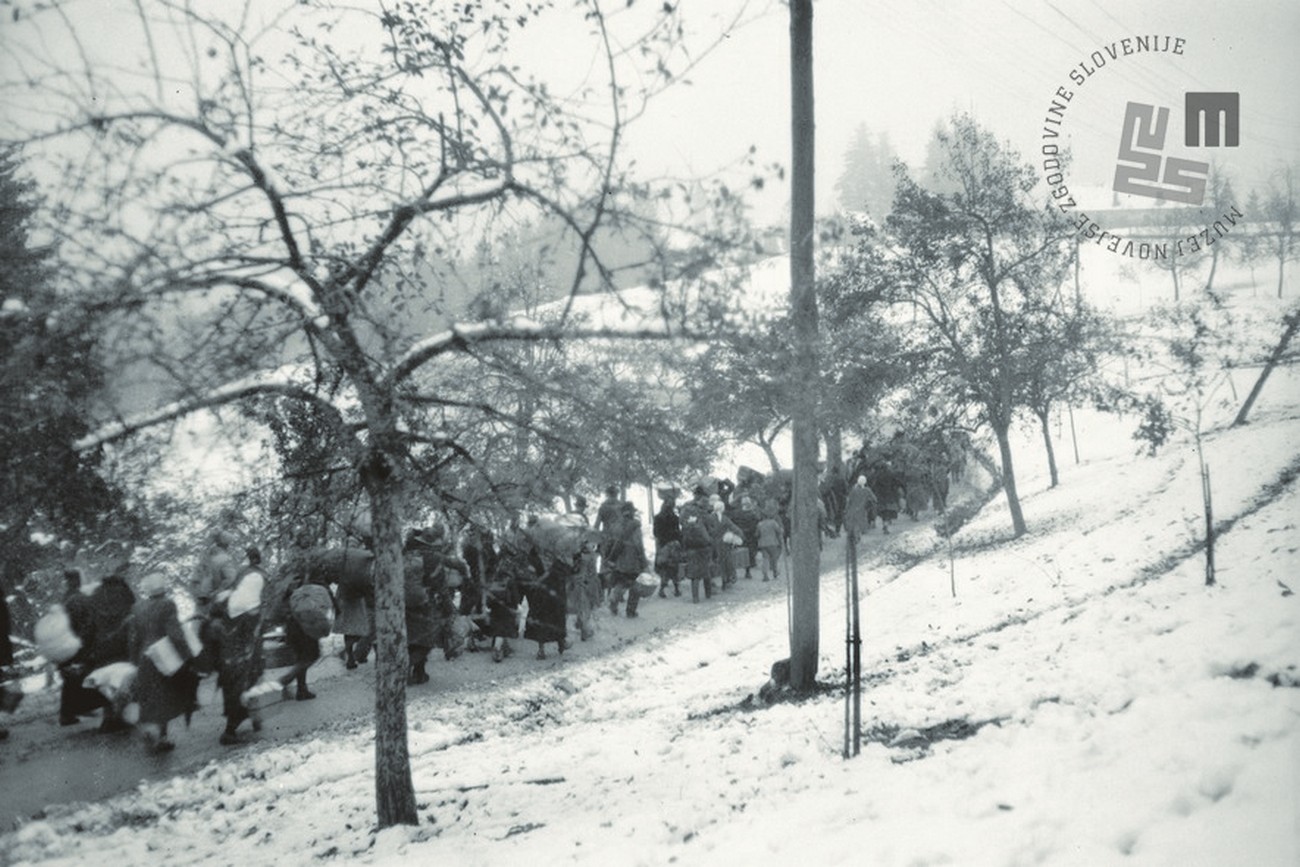 Izgon Slovencev iz brežiškega okrožja, izgnanci na poti na postajo, 9. november 1941. Foto: Veit, fotografijo hrani MNZS.