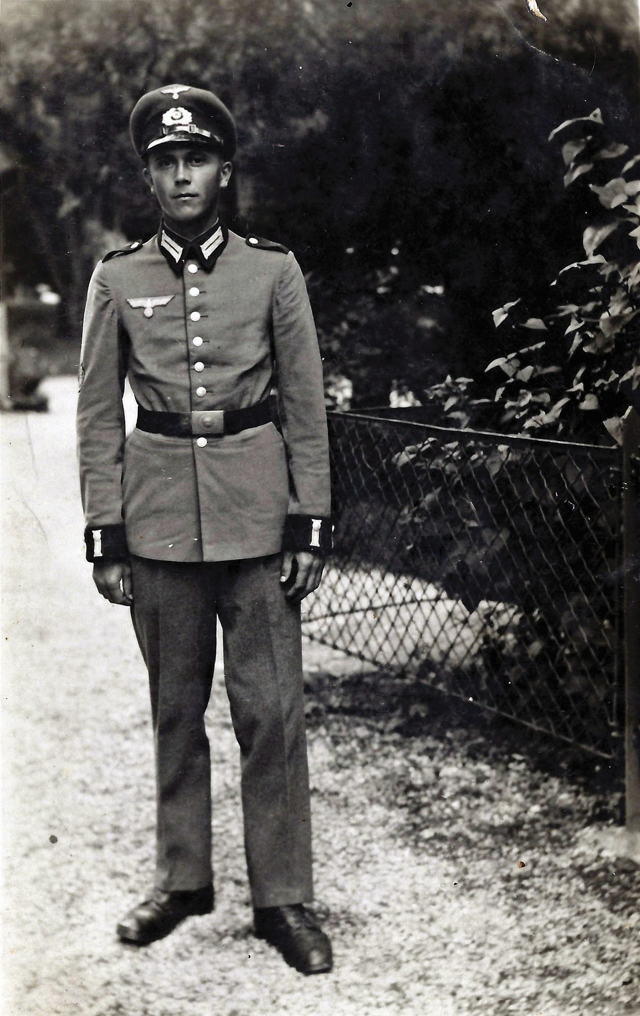 Anton Belcer, rojen leta 1923, spada v skupino prvih vojnih mobilizirancev na Spodnjem Štajerskem, saj ga je prisilni vpoklic v nemško kopensko vojsko (Heer) doletel že julija 1942, ko je okupator pričel z vpoklicem prvega letnika (tj. 1923). V nasprotju s posebno odredbo o pošiljanju tega letnika najprej v delovno službo, šele nato pa v Wehrmacht je bil Anton odposlan direktno na fronto. Boril se je v tankovski lovski enoti na Finskem in Norveškem, kjer so ga zajeli Angleži. V borbah je utrpel hude ozebline nog, zaradi česar so mu morali odrezati 2 prsta na nogi. (Vir: Program prisilno mobiliziranih v nemško vojsko, MNZS, 19. 9. 2017. Objavljeno z dovoljenjem Irene Poharc, ki hrani izvirnik.
