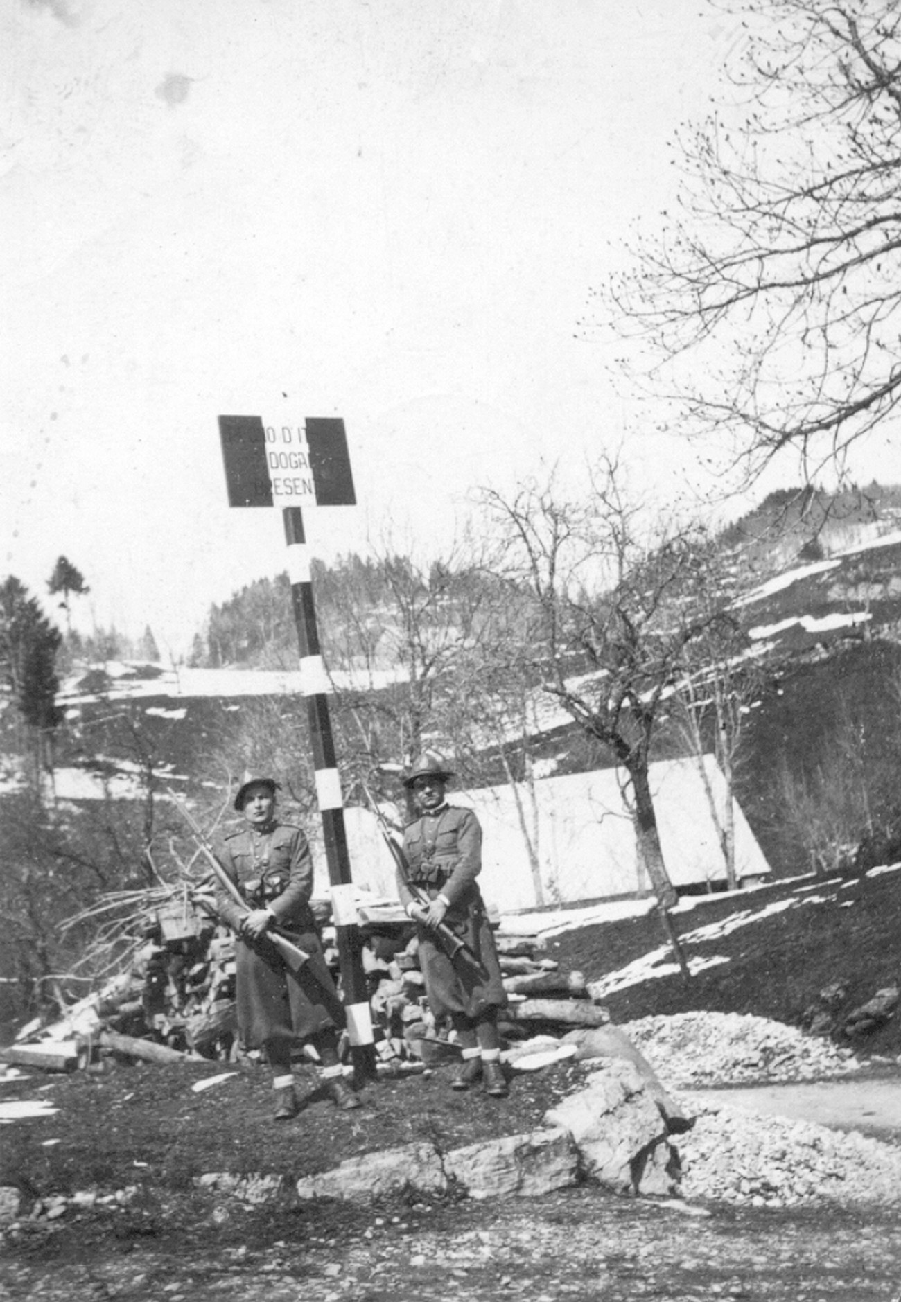 Two Italian border guards at Breznica. Private archive of Mihael Naglič.