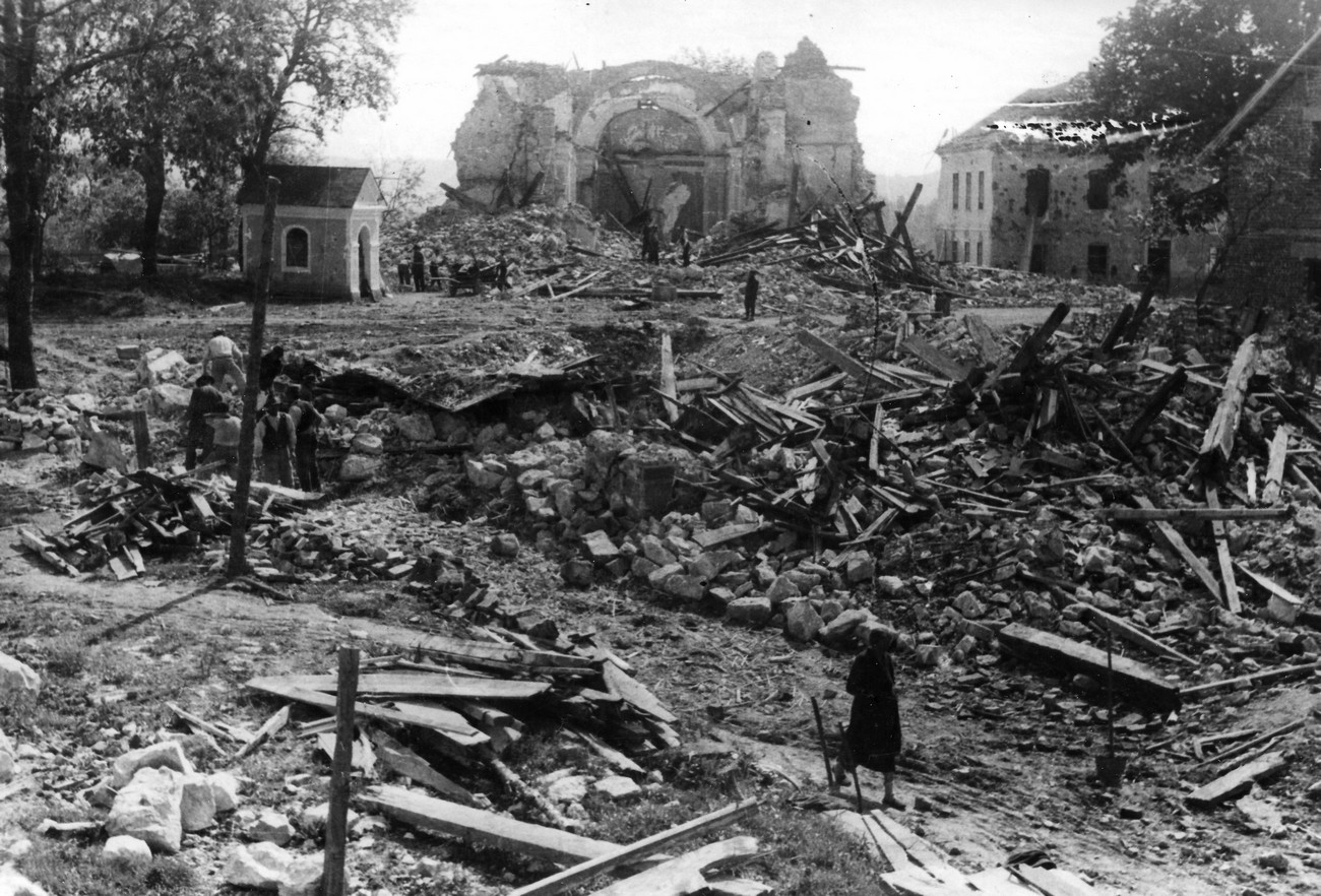 Nemci so 5. maja 1944 bombardirali Dragatuš, ker so mislili, da je tu glavni partizanski štab. Belokranjski muzej Metlika.