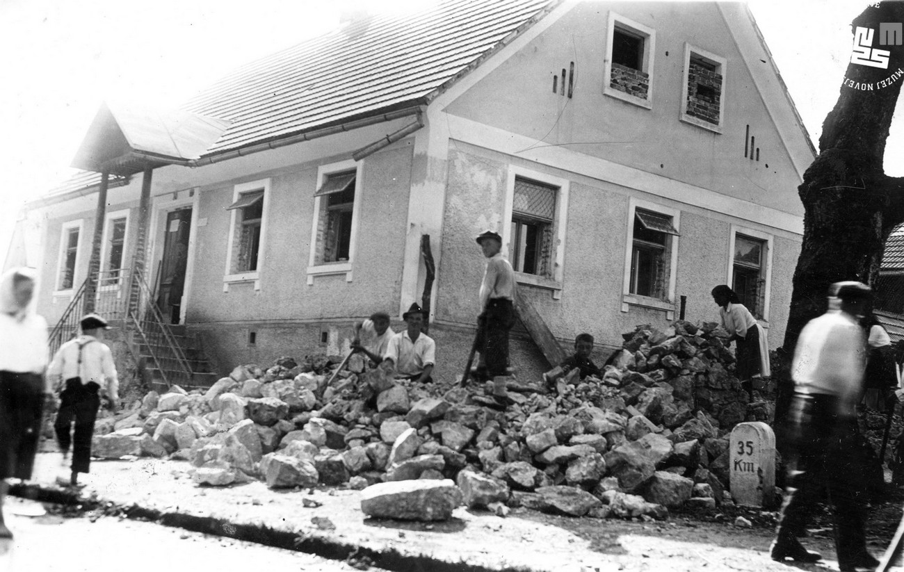 Jeseni 1942 so v Dolnjih Ziljah izpraznili tri hiše, njihovi stanovalci so se morali zateči k sosedom. Hiše in gospodarska poslopja so utrdili in naredili pravo malo utrdbo. Partizanski obveščevalci so na eni strani dokumenta narisali skico, na drugi pa napisali podrobne podatke o posadki (zgoraj desno in levo). Dokument je zagotovo nastal po novembru 1942, še verjetneje spomladi ali zgodaj poleti 1943.Arhiv RS. Spodnji fotografiji prikazujeta rušenje bunkerjev pred hišo družine Čadonič (po domače Markovi) na naslovu Dolnje Zilje 42 po italijanski kapitulaciji, najverjetneje pred nemško ofenzivo septembra 1943. Levo fotografijo hrani Janez Uršič, desno pa MNZS. Avtorja fotografij nista znana.