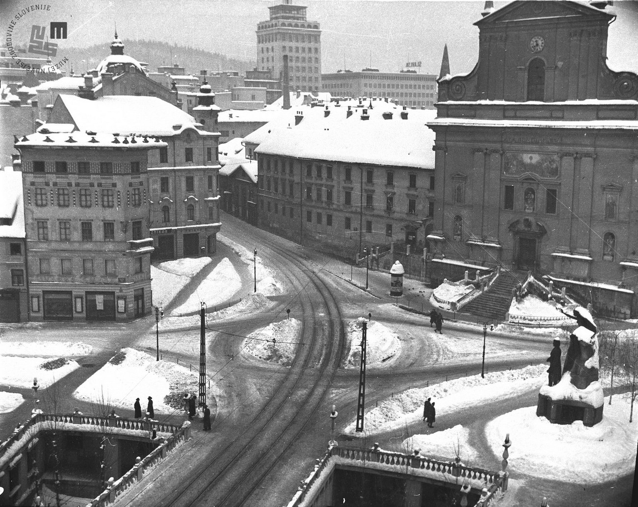 Prešeren Square after the introduction of the driving ban, ban on public drinking establishment and public events. Author: Jakob Prešern. MNZS.