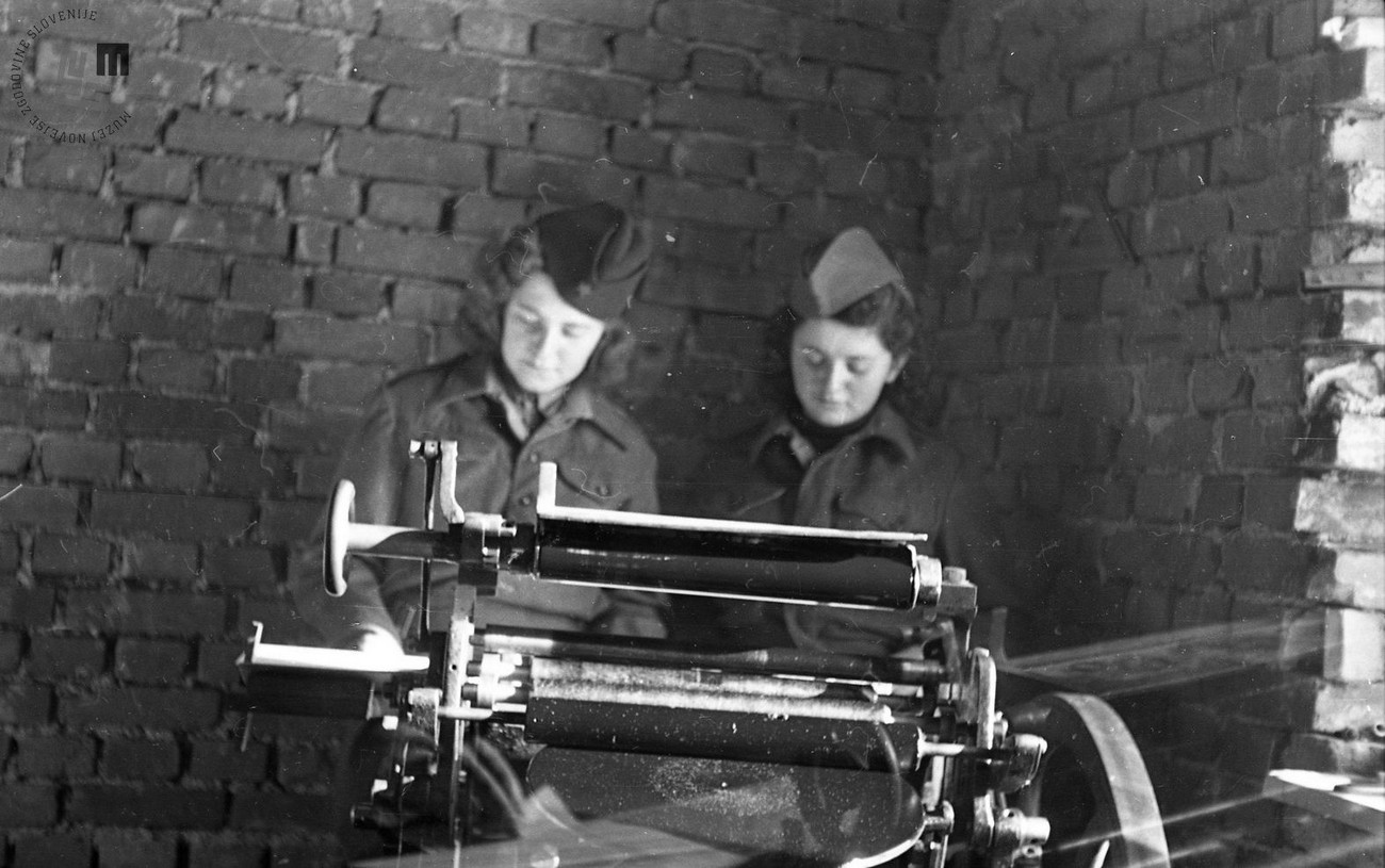 V ilegalnih tiskarnah so uporabljali tudi tiskarski stroj Tigl na ročni pogon. Avtor fotografije: Franc Cerar. MNZS.