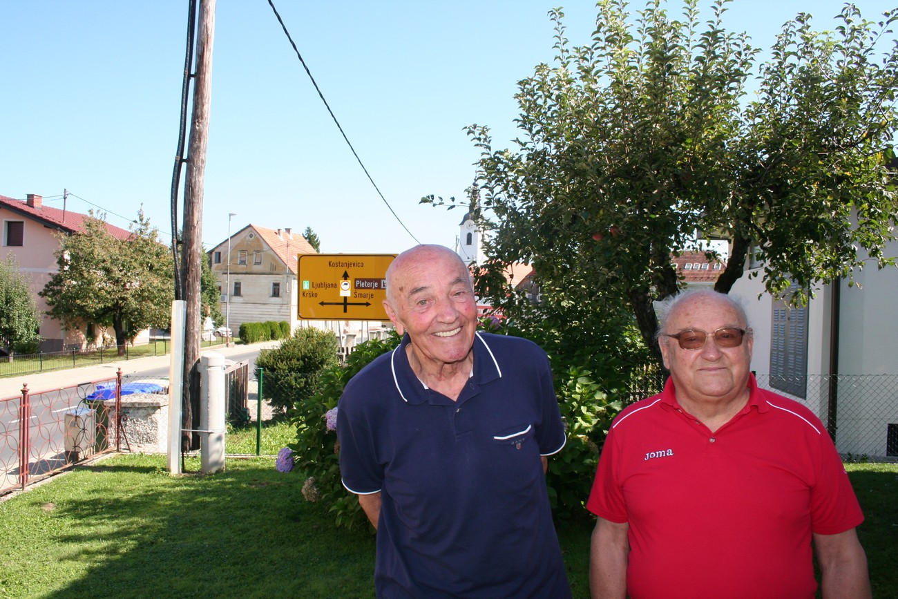 Tone Kovačič and Janez Kuhelj showed the yard behind the Kovačič residence, which had been a schoolyard during the war; the Italians placed six cannons next to it with which they fired on the Partisan positions in the Gorjanci Hills. According to them, whenever a Partisan rifle went off in the Gorjanci Hills, the Italians would fire their cannons all night long. Author: Božidar Flajšman.