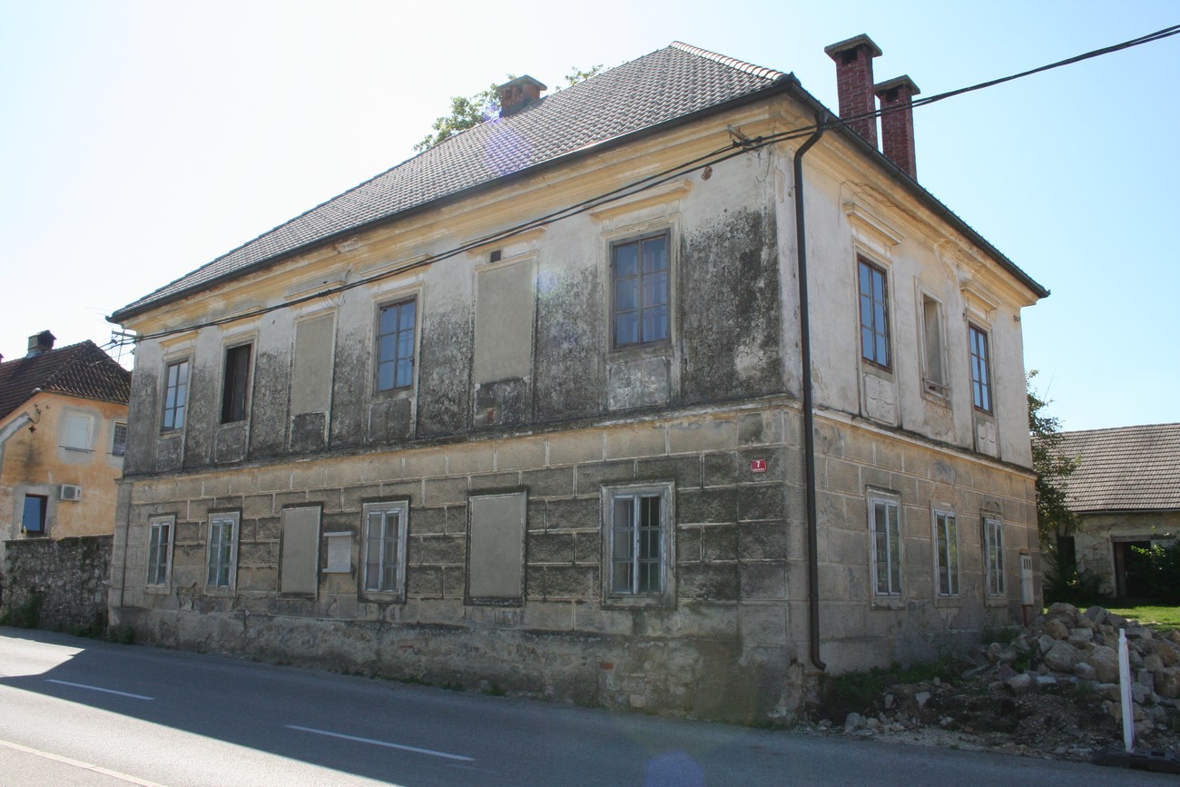 V tej hiši v Dolenji Brezovici pri Šentjerneju je imel svojo postojanko od 15. 10. 1942 do 8. 9. 1943 belogardistični bataljon. V njej je bilo mučenih 177 ljudi, med njimi pesnik Ivan Rob. Pobitih je bilo 39 ljudi. Avtor fotografije: Božidar Flajšman.