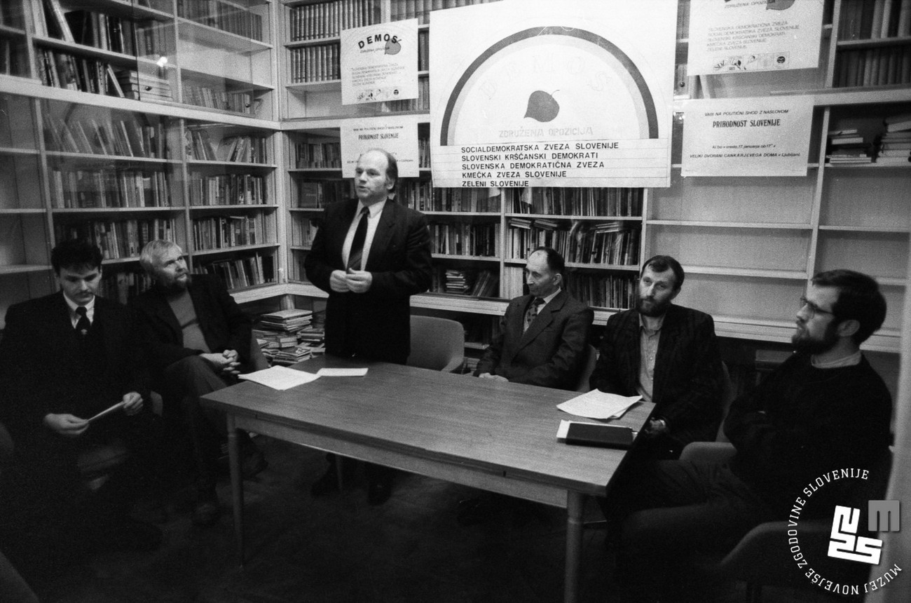 Tiskovna konferenca Demosa leta 1990. Foto: Nace Bizilj, hrani Muzej novejše zgodovine Slovenije.
