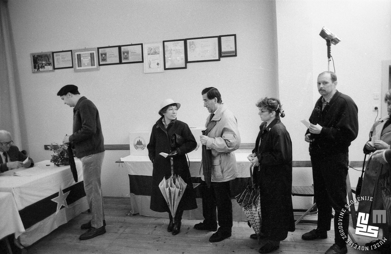 Volivci na volišču, aprila 1990. Foto: Nace Bizilj, hrani Muzej novejše zgodovine Slovenije.