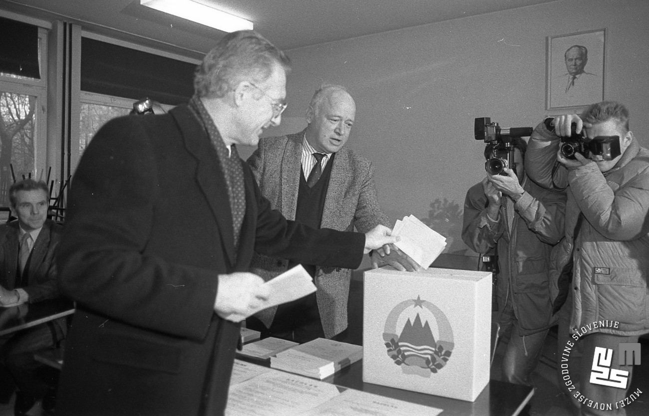 Marko Demšar, kandidat za predsednika Predsedstva RS na volišču, april 1990. Foto: Tone Stojko, hrani Muzej novejše zgodovine Slovenije.