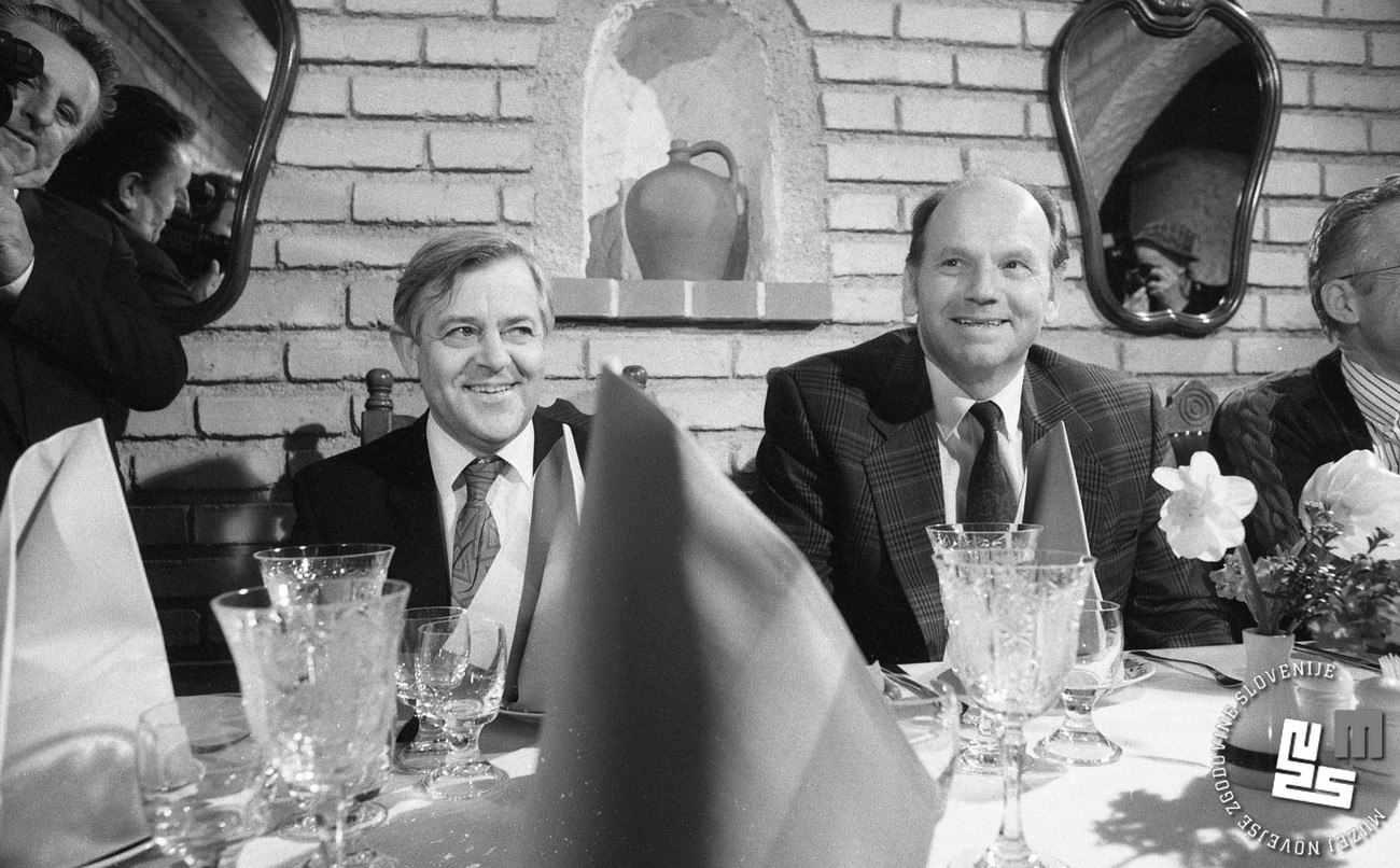 Milan Kučan in Jože Pučnik pred obedom v gostilni Ivana Krambergerja v Negovi, 15. aprila 1990. Foto: Nace Bizilj, hrani Muzej novejše zgodovine Slovenije.