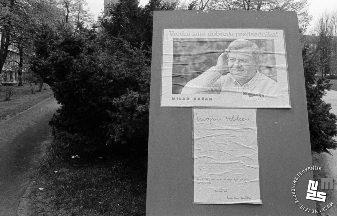 Volilna plakata Milana Kučana, kandidat za predsednika Predsedstva RS na volišču, 20. april 1990. Foto: Tone Stojko, hrani Muzej novejše zgodovine Slovenije.