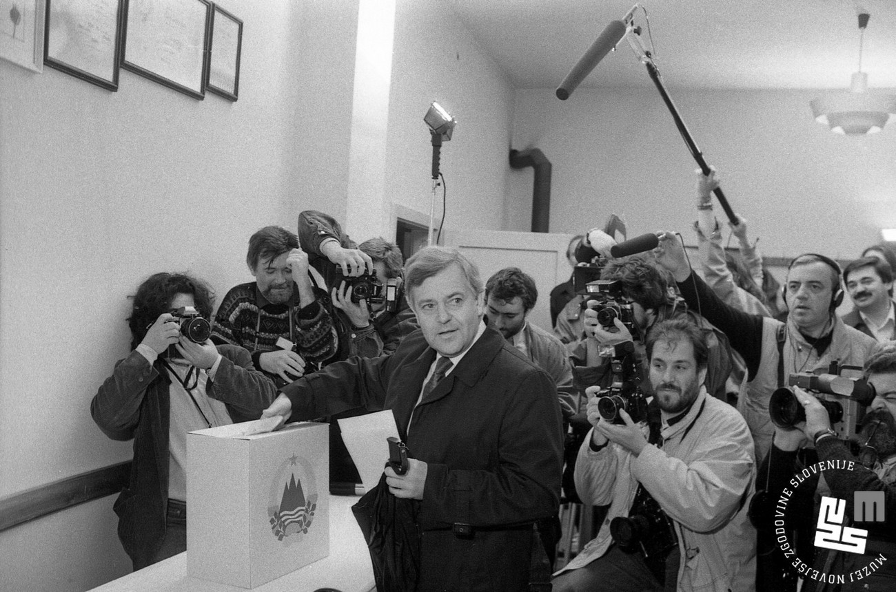 Milan Kučan na volišču v Ljubljani, aprila 1990. Foto: Nace Bizilj, hrani Muzej novejše zgodovine Slovenije.